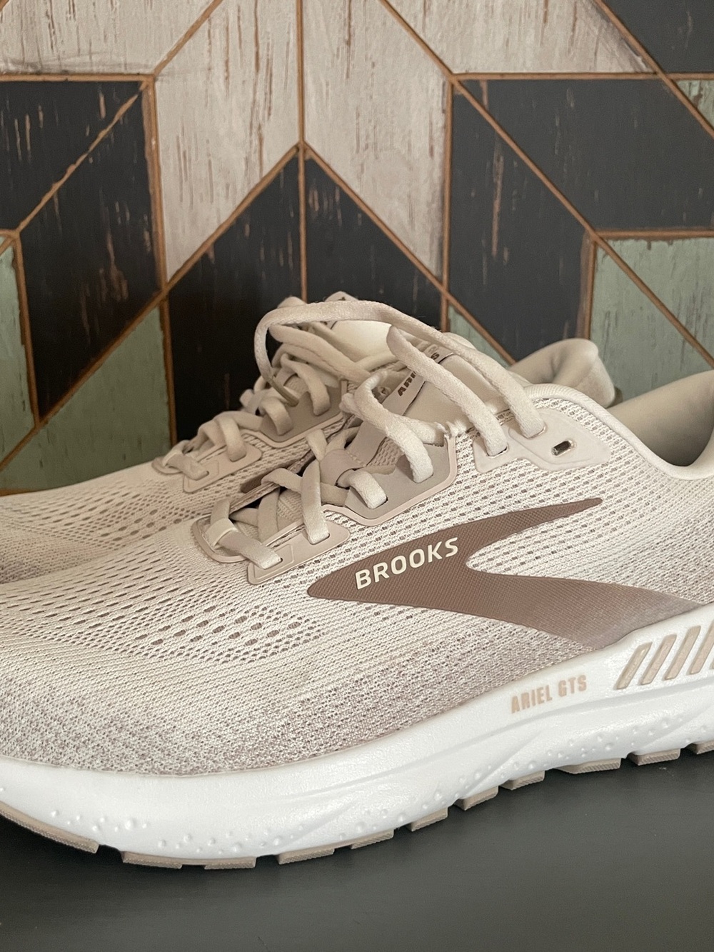Brooks Ariel GTS 24 Coconut Chateau Portabello Running Shoes Womens 10 - Picture 2 of 13